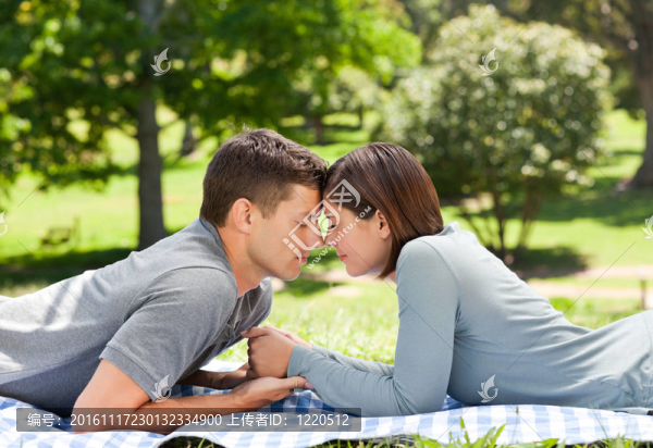 迷戀的夫婦在公園
