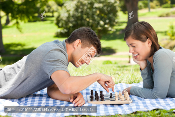 在公園里下棋的夫婦