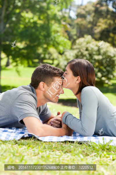 迷戀的夫婦在公園