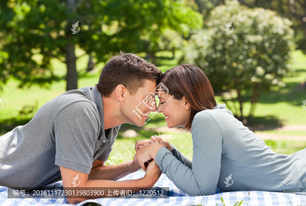 迷戀的夫婦在公園