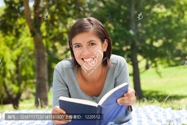 在公園里讀一本書的女人