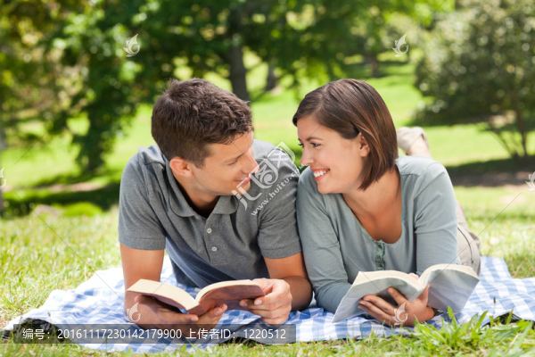 讀一本書的夫婦