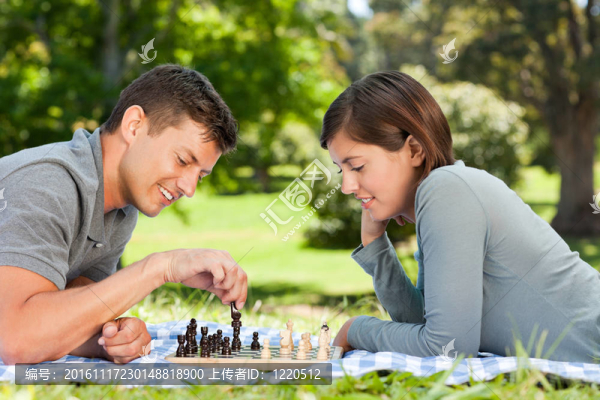 在公園里下棋的夫婦