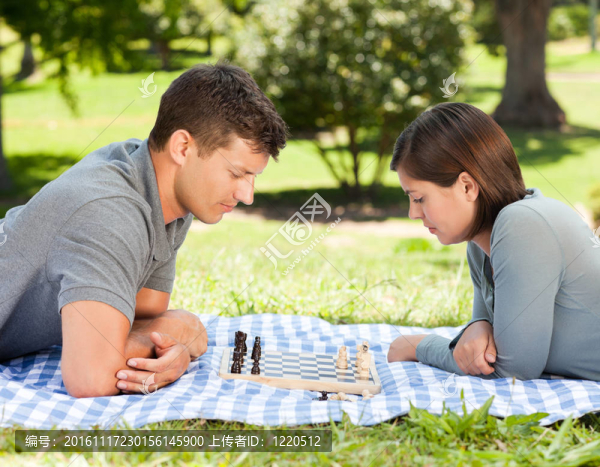 在公園里下棋的夫婦