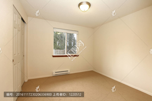 空白色臥室與一個窗口和壁櫥