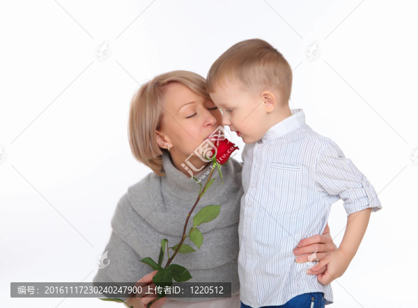 母親和兒子捧著一朵紅玫瑰