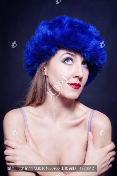 穿著藍色冬季帽子的年輕女人