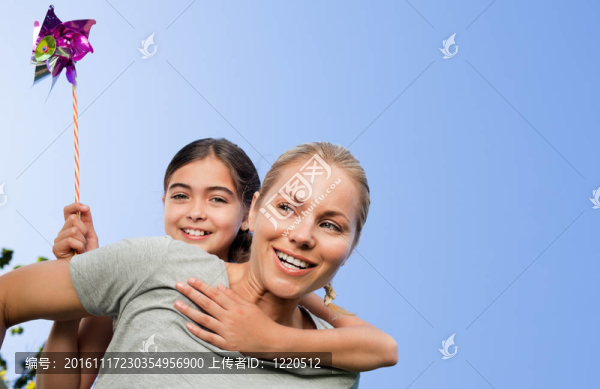 母親和她的女兒有一個風車