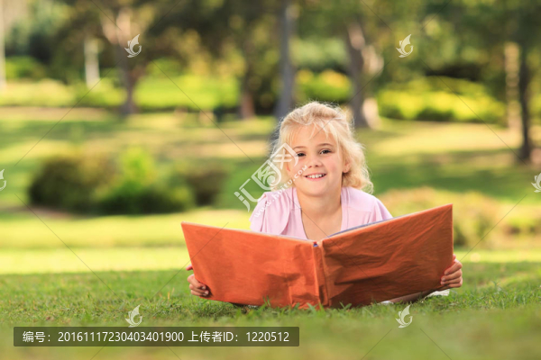 小女孩看著她的相冊照片