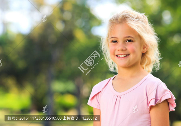 公園里的小女孩