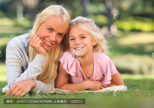 母親帶著女兒躺下來