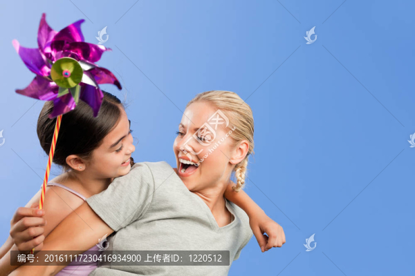 母親和她的女兒有一個(gè)風(fēng)車