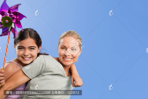 母親和她的女兒有一個風(fēng)車