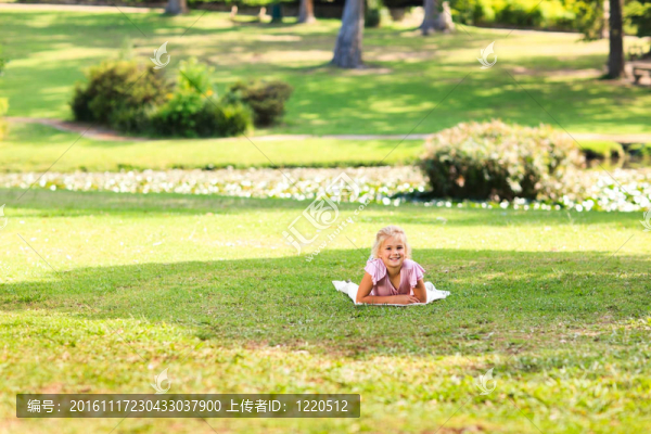公園里的小女孩