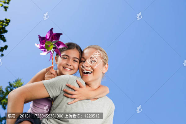 母親和她的女兒有一個風(fēng)車