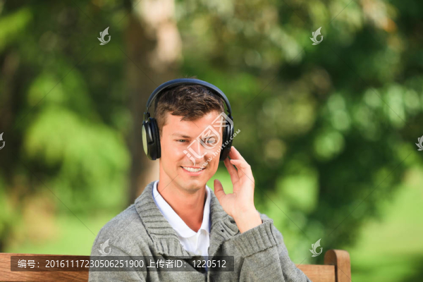 年輕人在長椅上聽音樂
