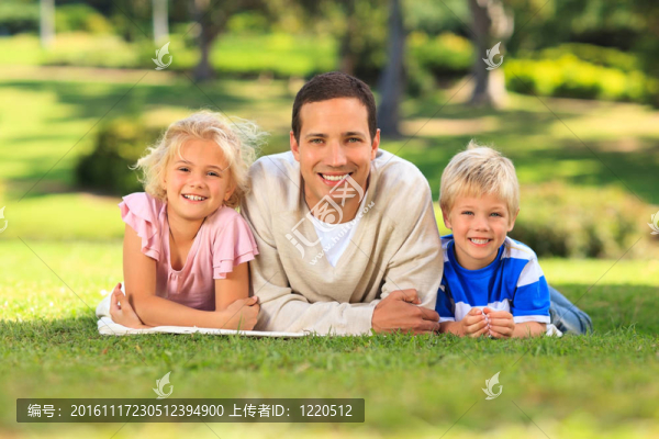 父親帶著他的孩子