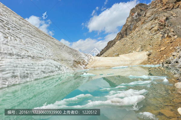 山上的湖