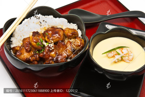 有紅燒雞肉和中國蒸蛋炒飯