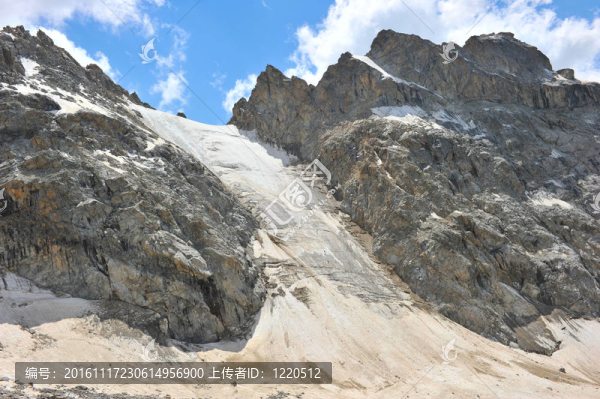 高山之巔；雪覆蓋著。