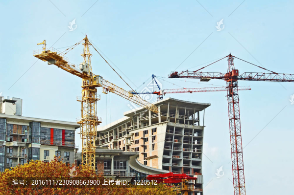 建筑起重機和建筑物下