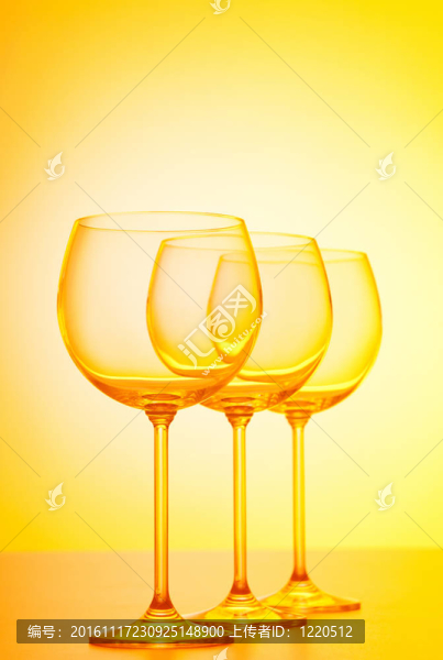 針對梯度背景的酒杯