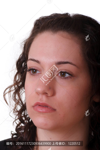 Young,Brunette看著旁邊沉思或悲傷