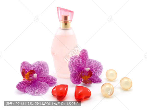 白色背景上的香水和蘭花瓶