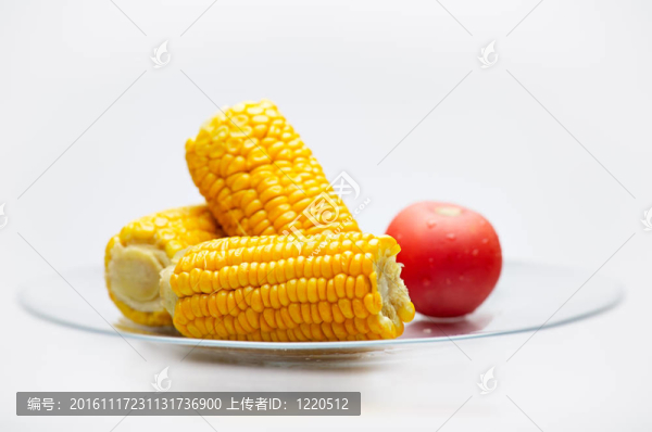 玉米和番茄的玻璃板上。小自由度