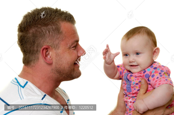 微笑的父親和嬰兒