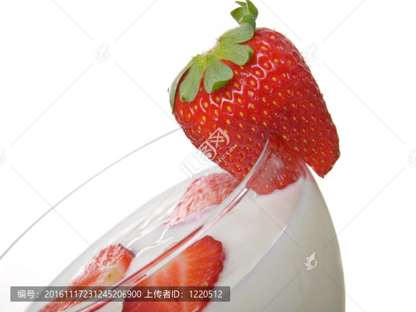 酸奶；新鮮草莓