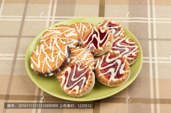盤子上有草莓醬的餅干