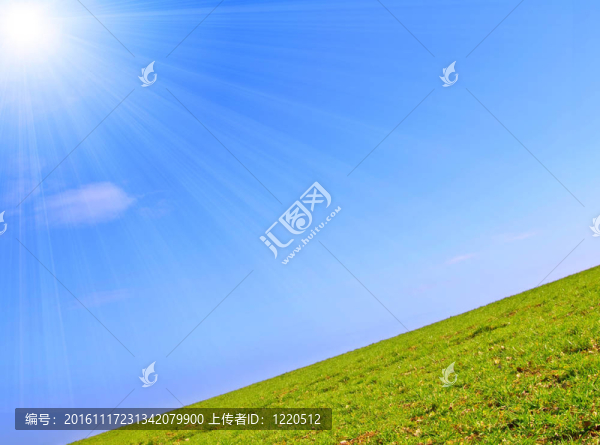 場(chǎng)與藍(lán)色的春天的天空