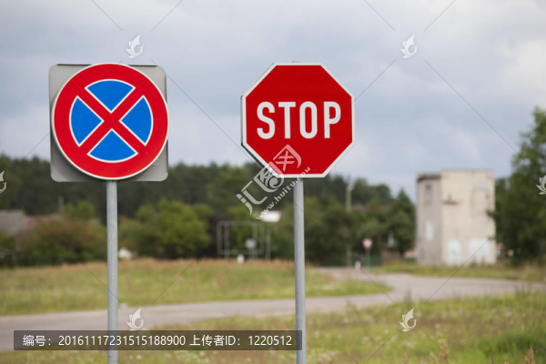 停止標志和凈空標志在路邊