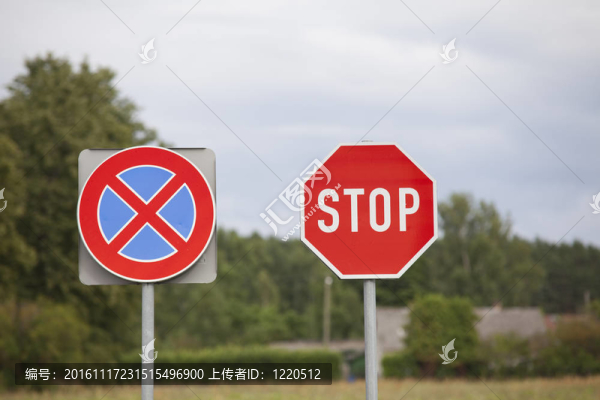 停止標(biāo)志和凈空標(biāo)志在路邊