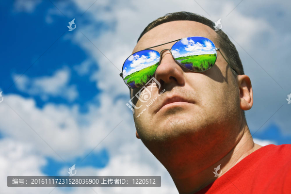 人在太陽眼鏡的保護
