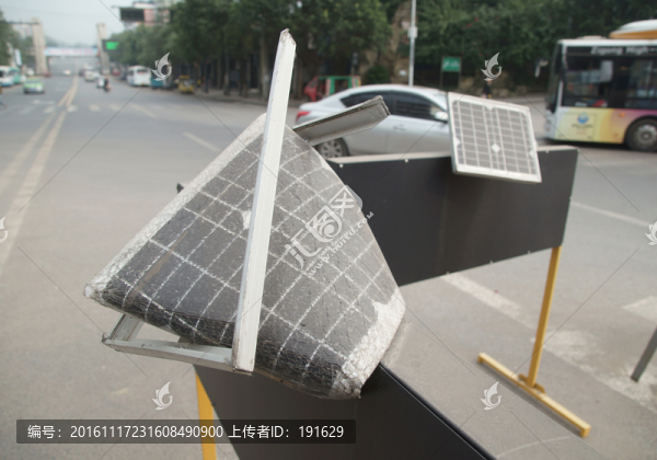 損壞的柔性太陽能板