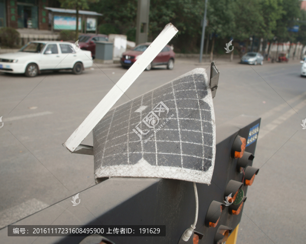 損壞的柔性太陽能板