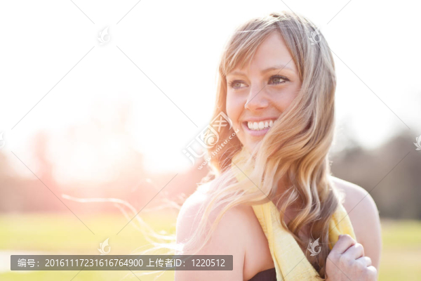 美麗的白人女性戶外