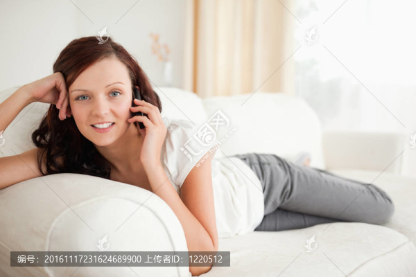 微笑的女人躺在沙發(fā)上