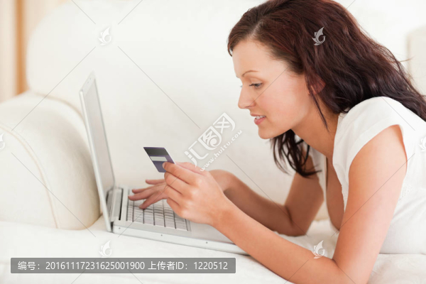 黑發(fā)女子做網上購物