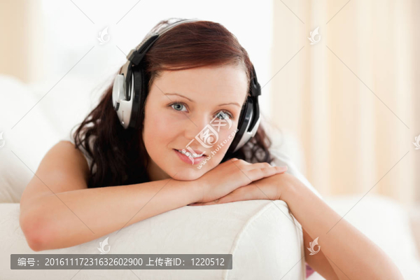 年輕的女人聽音樂