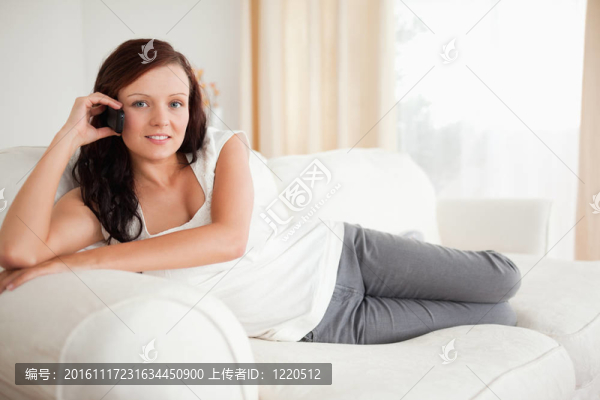 微笑的女人在沙發(fā)上放松