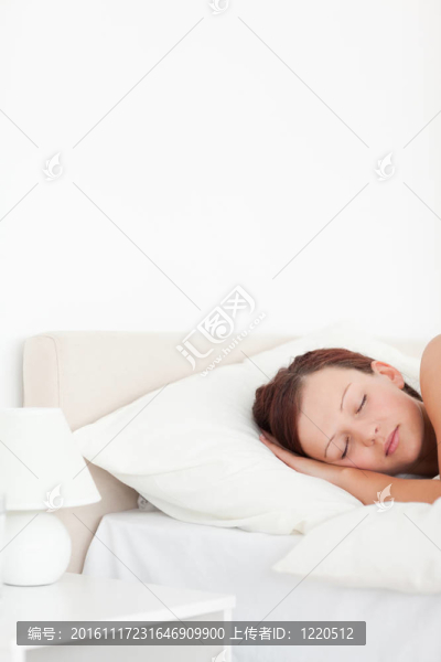 一個(gè)漂亮的紅發(fā)女人睡在床上