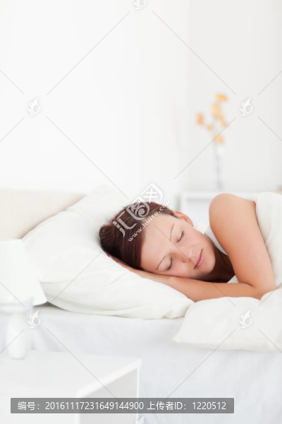 紅頭發(fā)的女人躺在床上睡覺