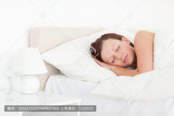 美麗的紅發(fā)女人睡在床上