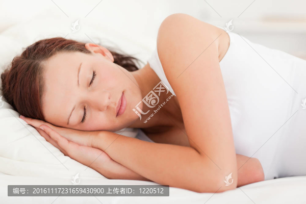 接近一個(gè)睡的美麗的女人