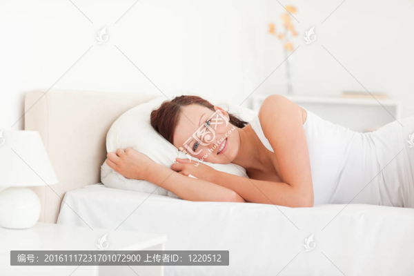 悠閑美麗的女人躺在床上