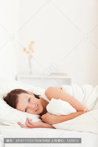 放松的美麗的女人