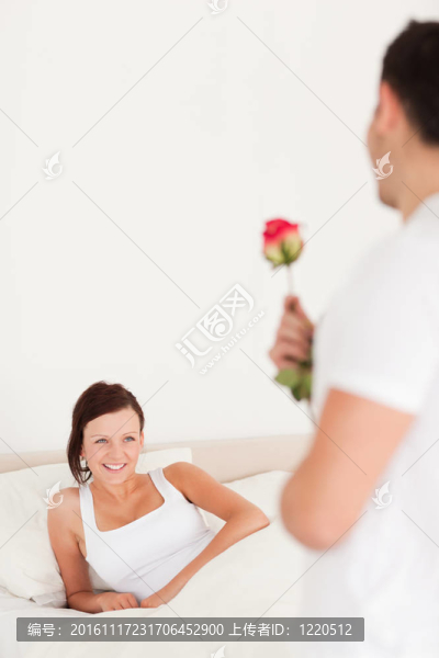 帥哥與玫瑰和他的女朋友